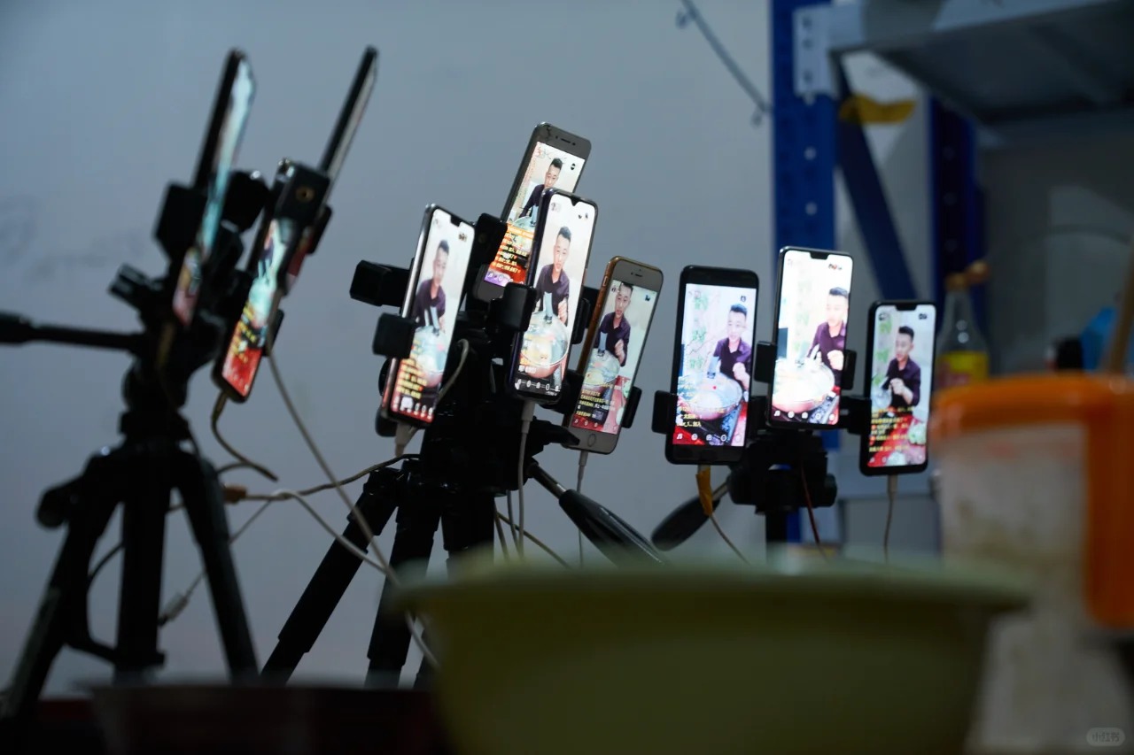 G&oacute;c khuất sau những phi&ecirc;n livestream "ngh&igrave;n đơn": Bữa tiệc ti&ecirc;u d&ugrave;ng đi&ecirc;n cuồng, mồ h&ocirc;i rơi tr&ecirc;n b&agrave;n ph&iacute;m v&agrave; giấc mộng đổi đời nơi "thủ phủ h&agrave;ng sỉ"- Ảnh 7.