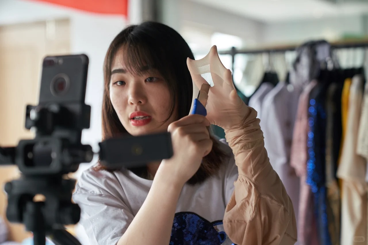 G&oacute;c khuất sau những phi&ecirc;n livestream "ngh&igrave;n đơn": Bữa tiệc ti&ecirc;u d&ugrave;ng đi&ecirc;n cuồng, mồ h&ocirc;i rơi tr&ecirc;n b&agrave;n ph&iacute;m v&agrave; giấc mộng đổi đời nơi "thủ phủ h&agrave;ng sỉ"- Ảnh 11.