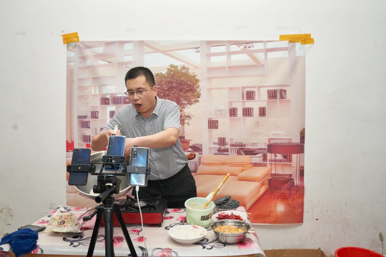 G&oacute;c khuất sau những phi&ecirc;n livestream "ngh&igrave;n đơn": Bữa tiệc ti&ecirc;u d&ugrave;ng đi&ecirc;n cuồng, mồ h&ocirc;i rơi tr&ecirc;n b&agrave;n ph&iacute;m v&agrave; giấc mộng đổi đời nơi "thủ phủ h&agrave;ng sỉ"- Ảnh 3.