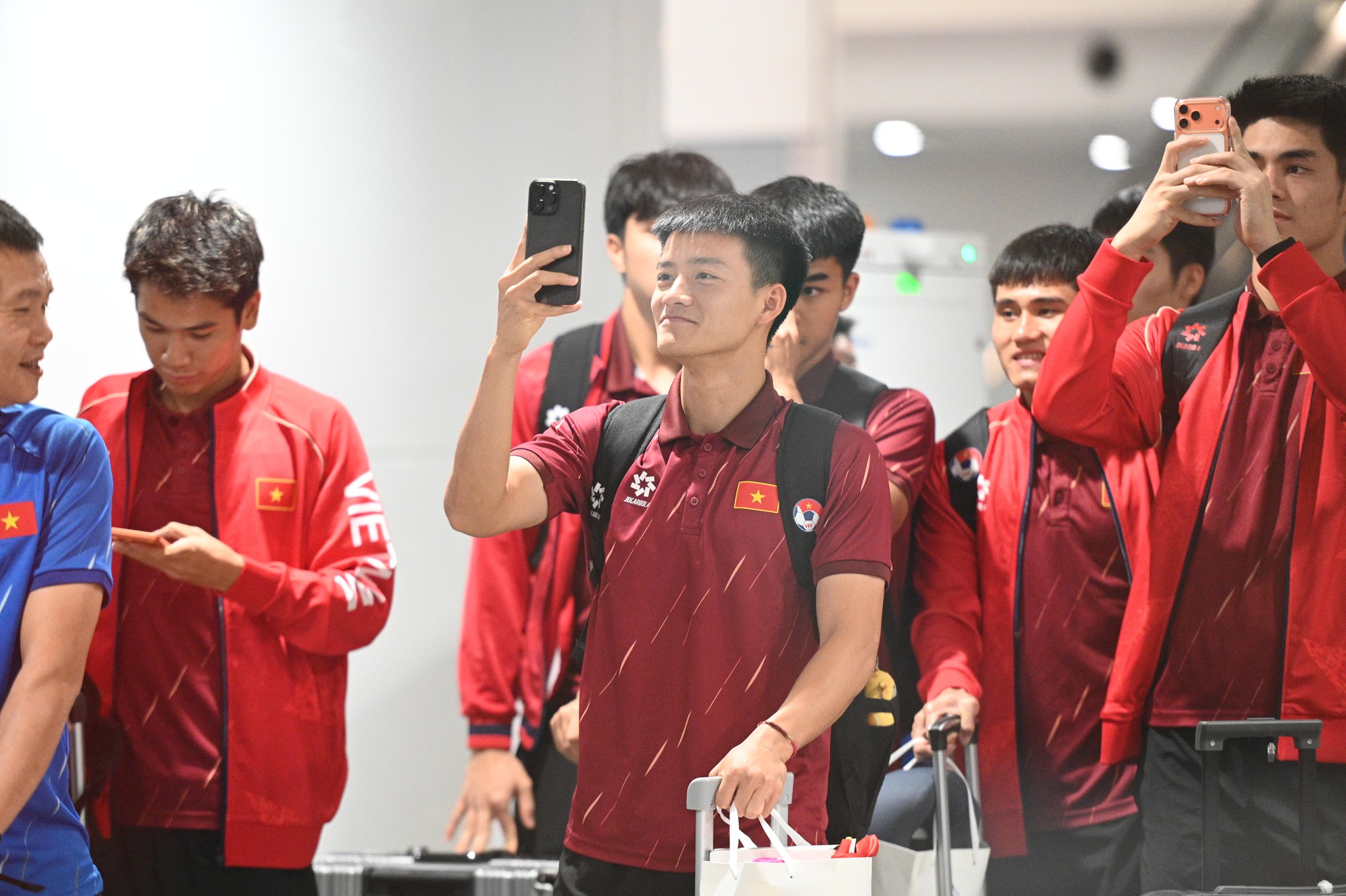 "Người h&ugrave;ng" U22 Việt Nam Thanh Nh&agrave;n về nước trong v&ograve;ng tay người h&acirc;m mộ: "Đ&ocirc;ng qu&aacute; ạ, thật sự rất tuyệt vời"- Ảnh 1.