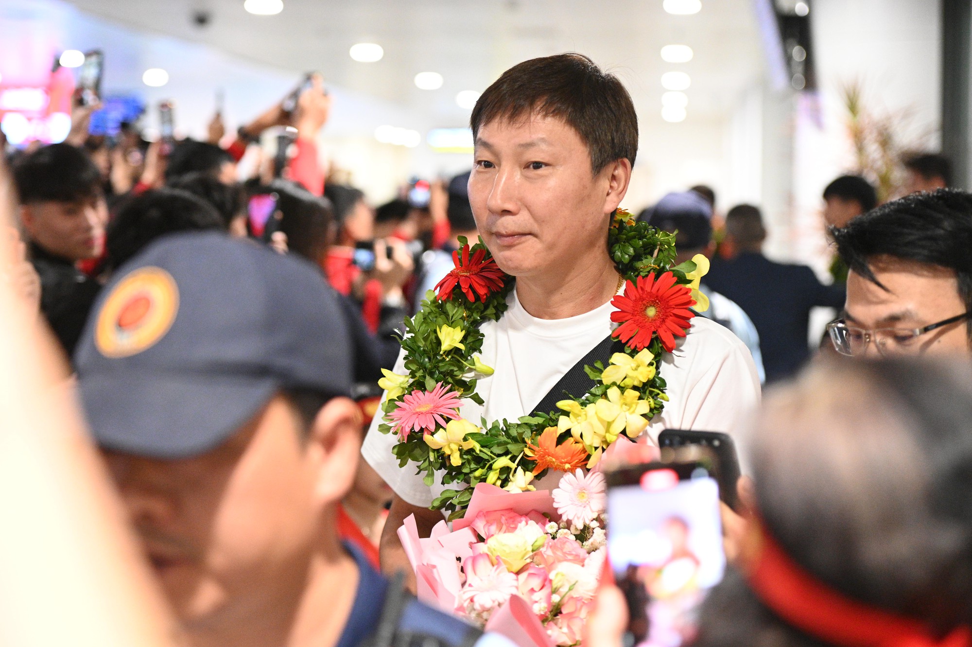 U22 Việt Nam s&aacute;ng rực cả s&acirc;n bay Nội B&agrave;i trong ng&agrave;y mang HCV SEA Games về nước- Ảnh 3.
