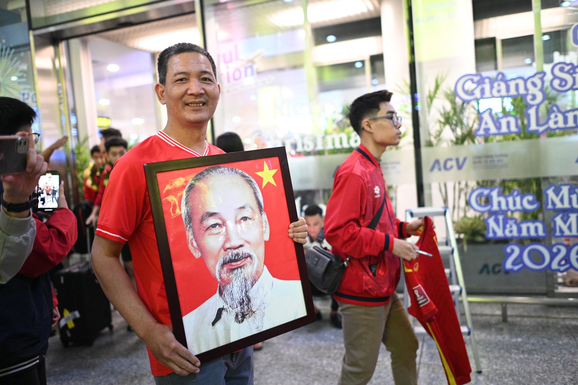 U22 Việt Nam s&aacute;ng rực cả s&acirc;n bay Nội B&agrave;i trong ng&agrave;y mang HCV SEA Games về nước- Ảnh 13.