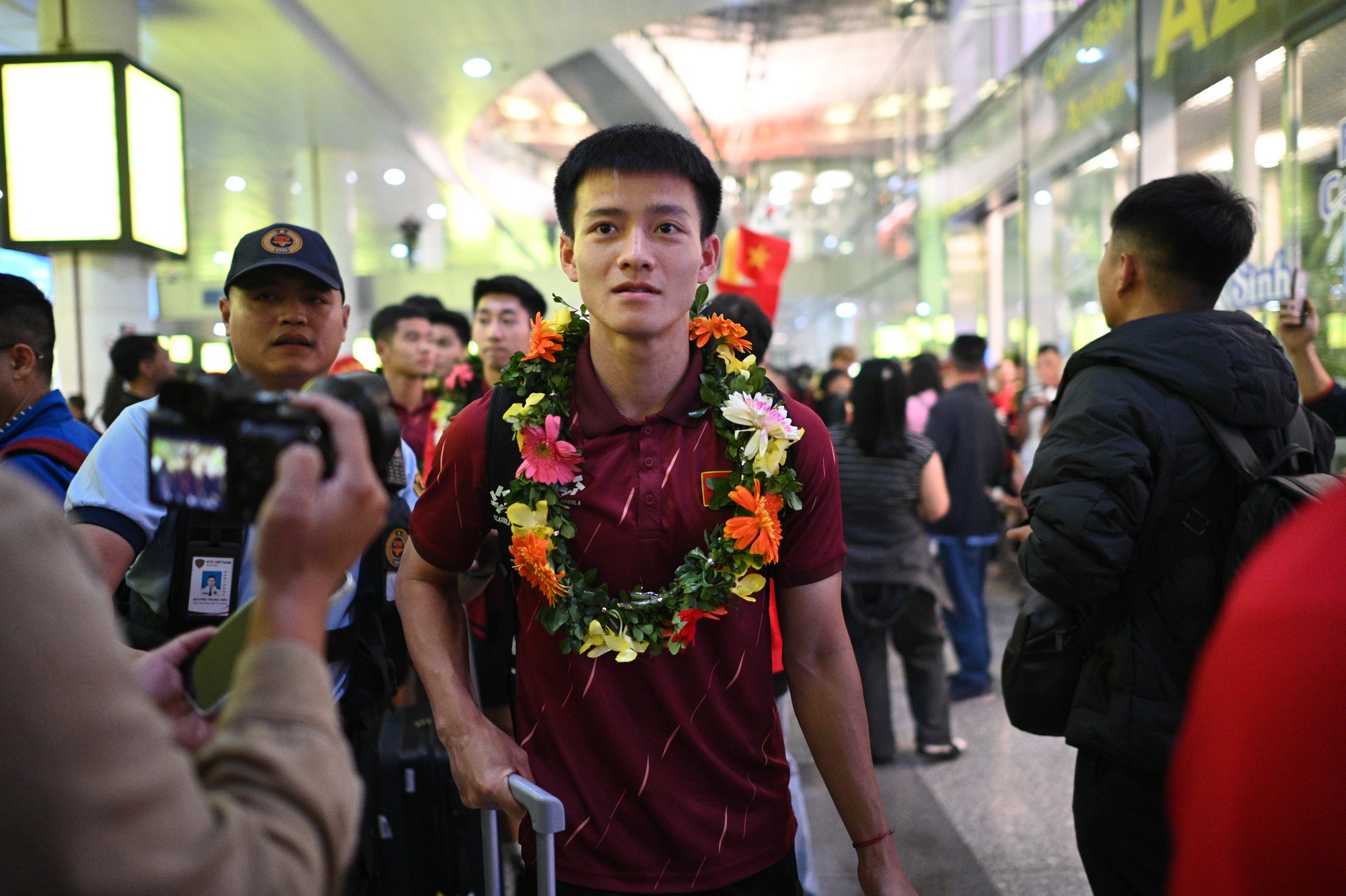 U22 Việt Nam s&aacute;ng rực cả s&acirc;n bay Nội B&agrave;i trong ng&agrave;y mang HCV SEA Games về nước- Ảnh 7.