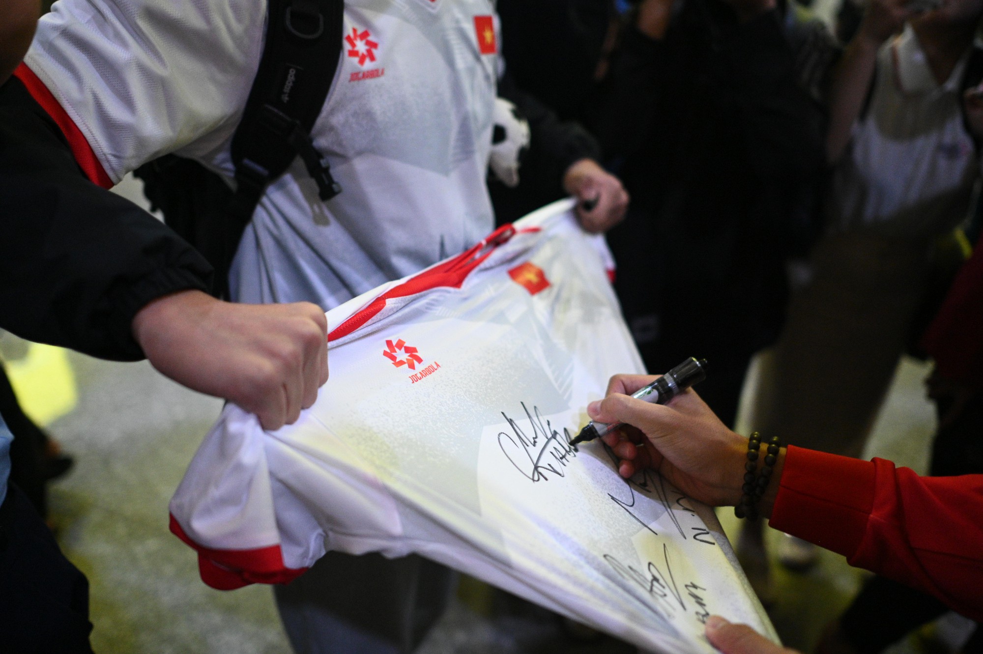 U22 Việt Nam s&aacute;ng rực cả s&acirc;n bay Nội B&agrave;i trong ng&agrave;y mang HCV SEA Games về nước- Ảnh 11.