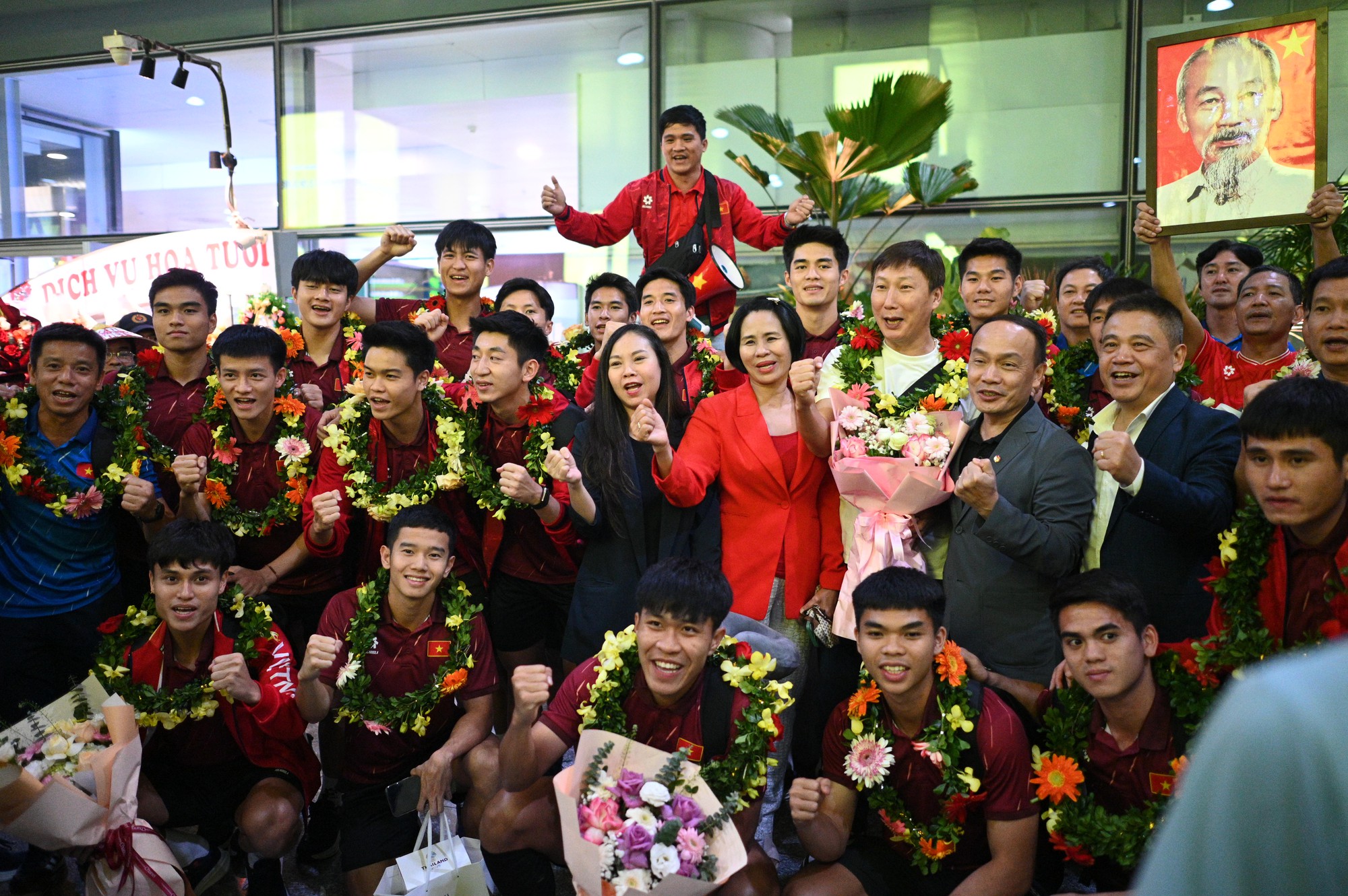 U22 Việt Nam s&aacute;ng rực cả s&acirc;n bay Nội B&agrave;i trong ng&agrave;y mang HCV SEA Games về nước- Ảnh 12.