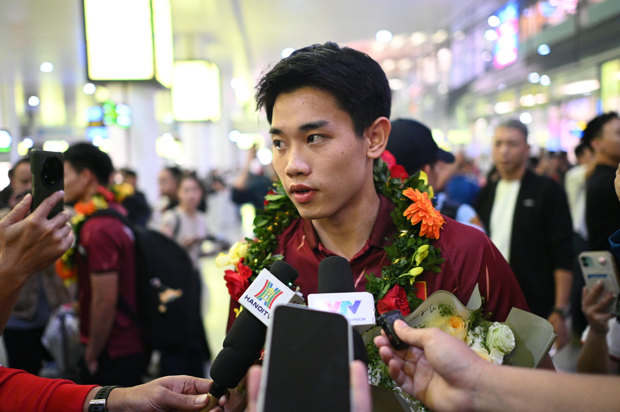 U22 Việt Nam s&aacute;ng rực cả s&acirc;n bay Nội B&agrave;i trong ng&agrave;y mang HCV SEA Games về nước- Ảnh 6.