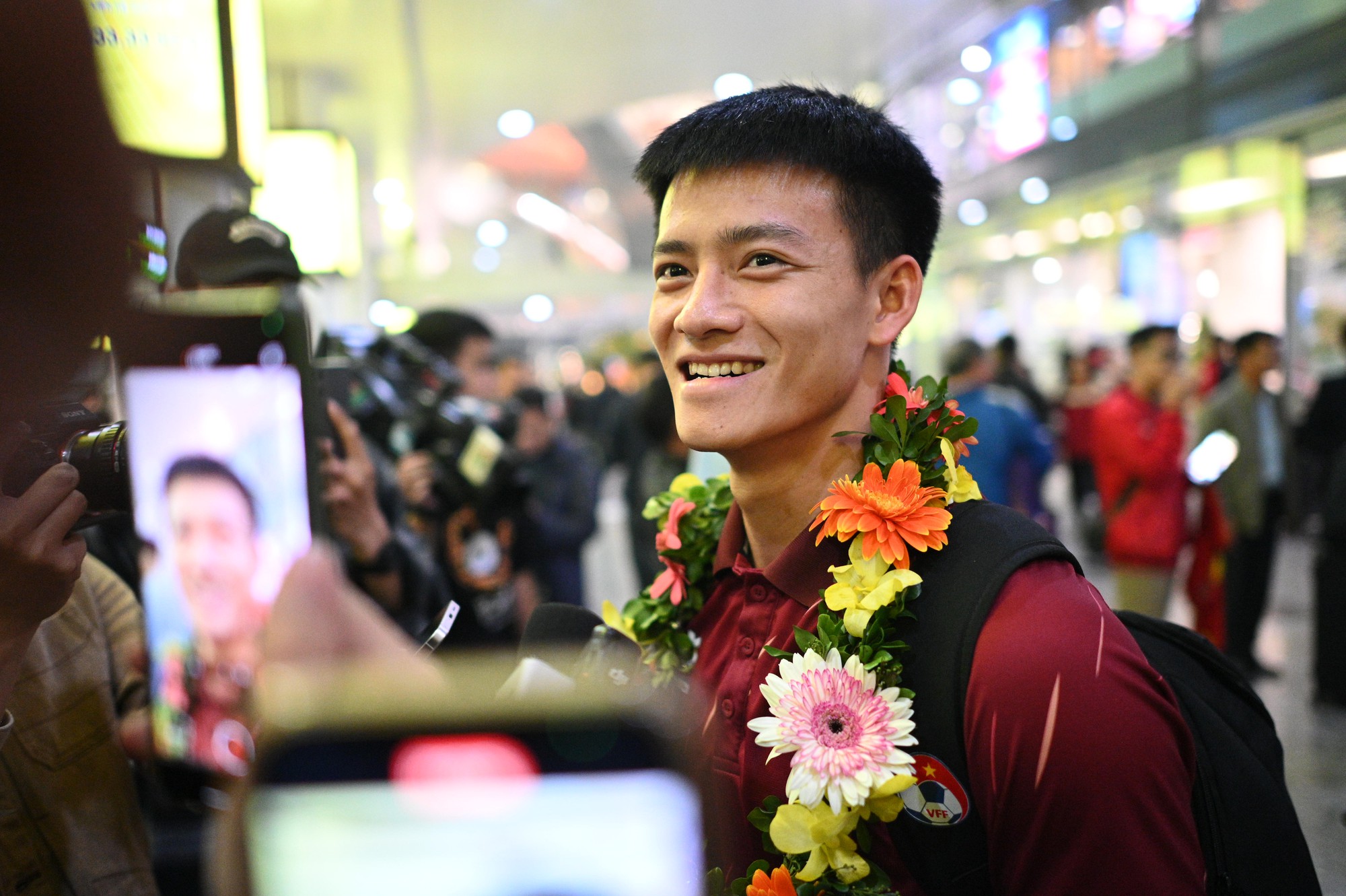 "Người h&ugrave;ng" U22 Việt Nam Thanh Nh&agrave;n về nước trong v&ograve;ng tay người h&acirc;m mộ: "Đ&ocirc;ng qu&aacute; ạ, thật sự rất tuyệt vời"- Ảnh 3.