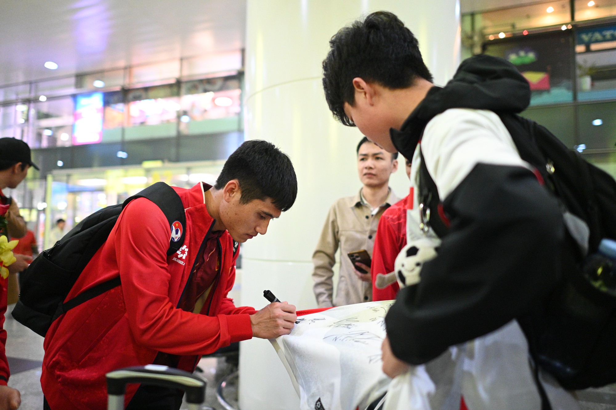 U22 Việt Nam s&aacute;ng rực cả s&acirc;n bay Nội B&agrave;i trong ng&agrave;y mang HCV SEA Games về nước- Ảnh 9.