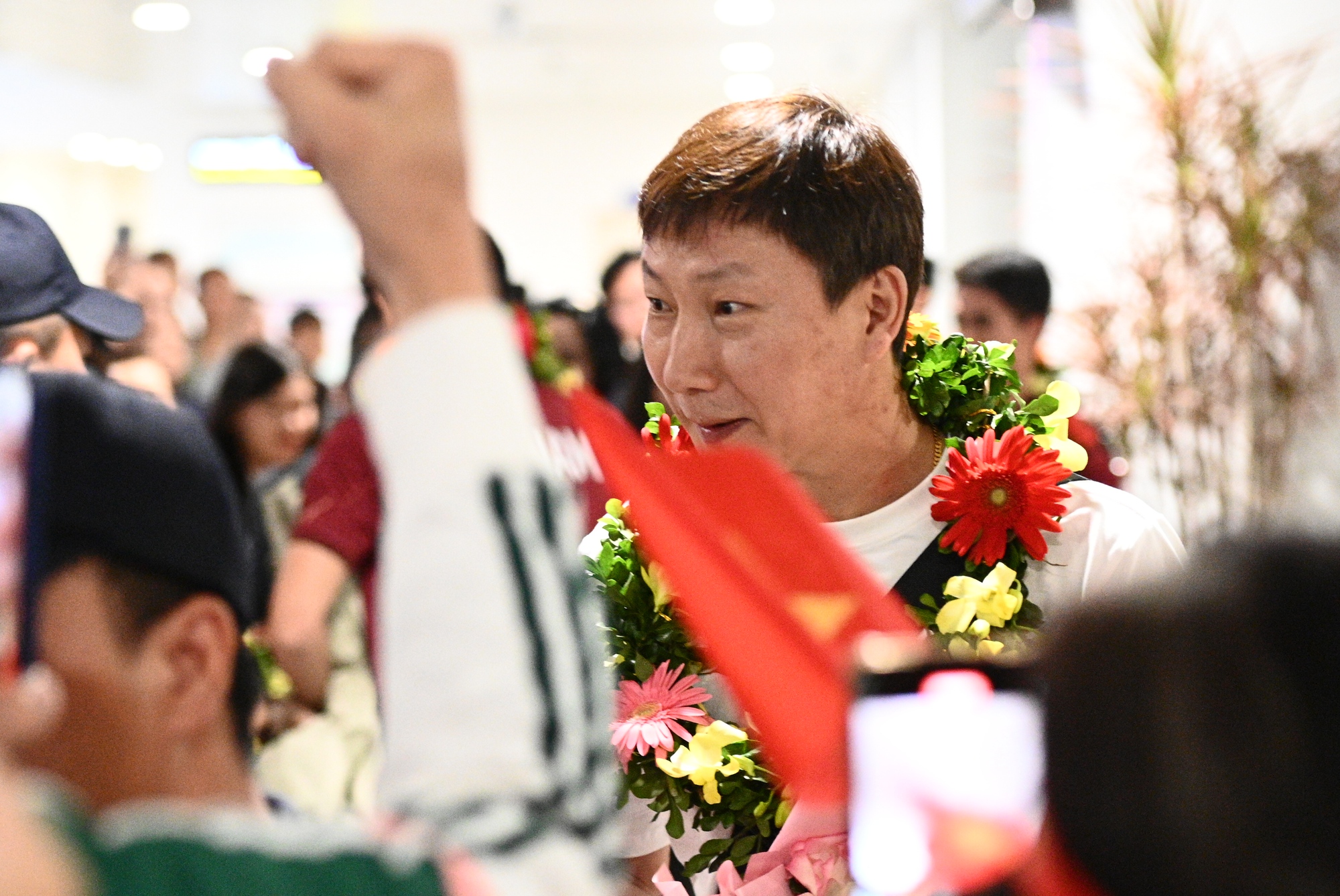 U22 Việt Nam s&aacute;ng rực cả s&acirc;n bay Nội B&agrave;i trong ng&agrave;y mang HCV SEA Games về nước- Ảnh 4.