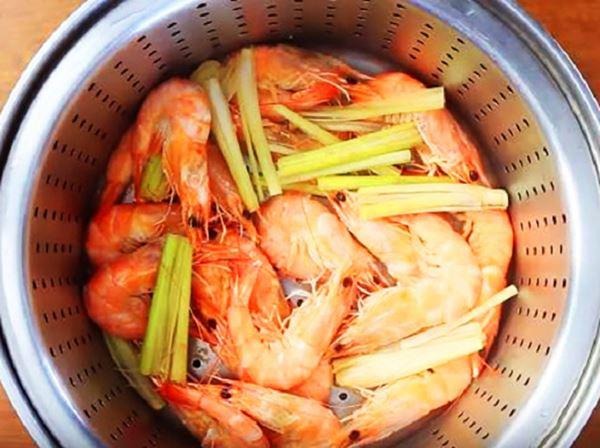 "Kẻ th&ugrave; truyền kiếp" của m&ugrave;i tanh: Th&ecirc;m v&agrave;o khi luộc t&ocirc;m, tức khắc l&ecirc;n m&agrave;u đỏ au ngon gấp bội- Ảnh 1.