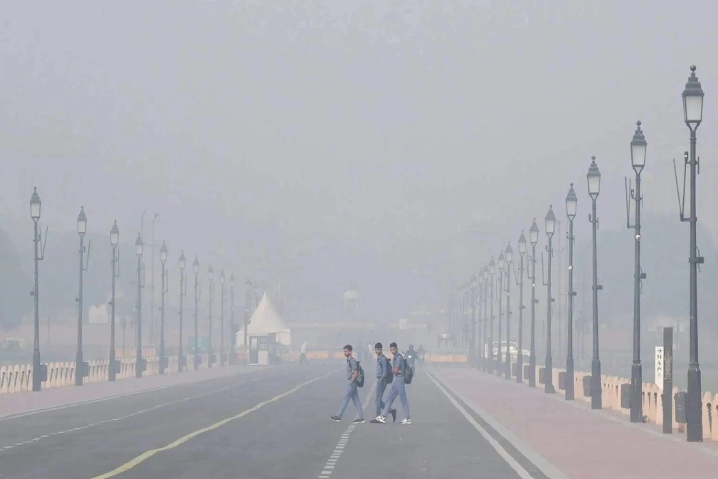 &Ocirc; nhiễm kh&ocirc;ng kh&iacute; nguy hại ở Ấn Độ:&nbsp;Học sinh chuyển sang học trực tuyến,&nbsp;27 chuyến bay bị hủy, hơn 500 chuyến bị ho&atilde;n- Ảnh 2.