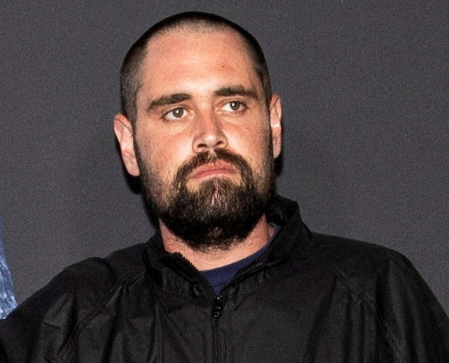 "Nghịch tử" vừa thảm s&aacute;t bố mẹ đạo diễn: Bị c&ograve;ng tay x&iacute;ch ch&acirc;n, tỏ th&aacute;i độ lạnh g&aacute;y trong ng&agrave;y hầu t&ograve;a- Ảnh 1.