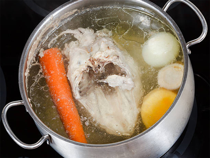 C&oacute; n&ecirc;n d&ugrave;ng nước luộc thịt để nấu canh?- Ảnh 2.