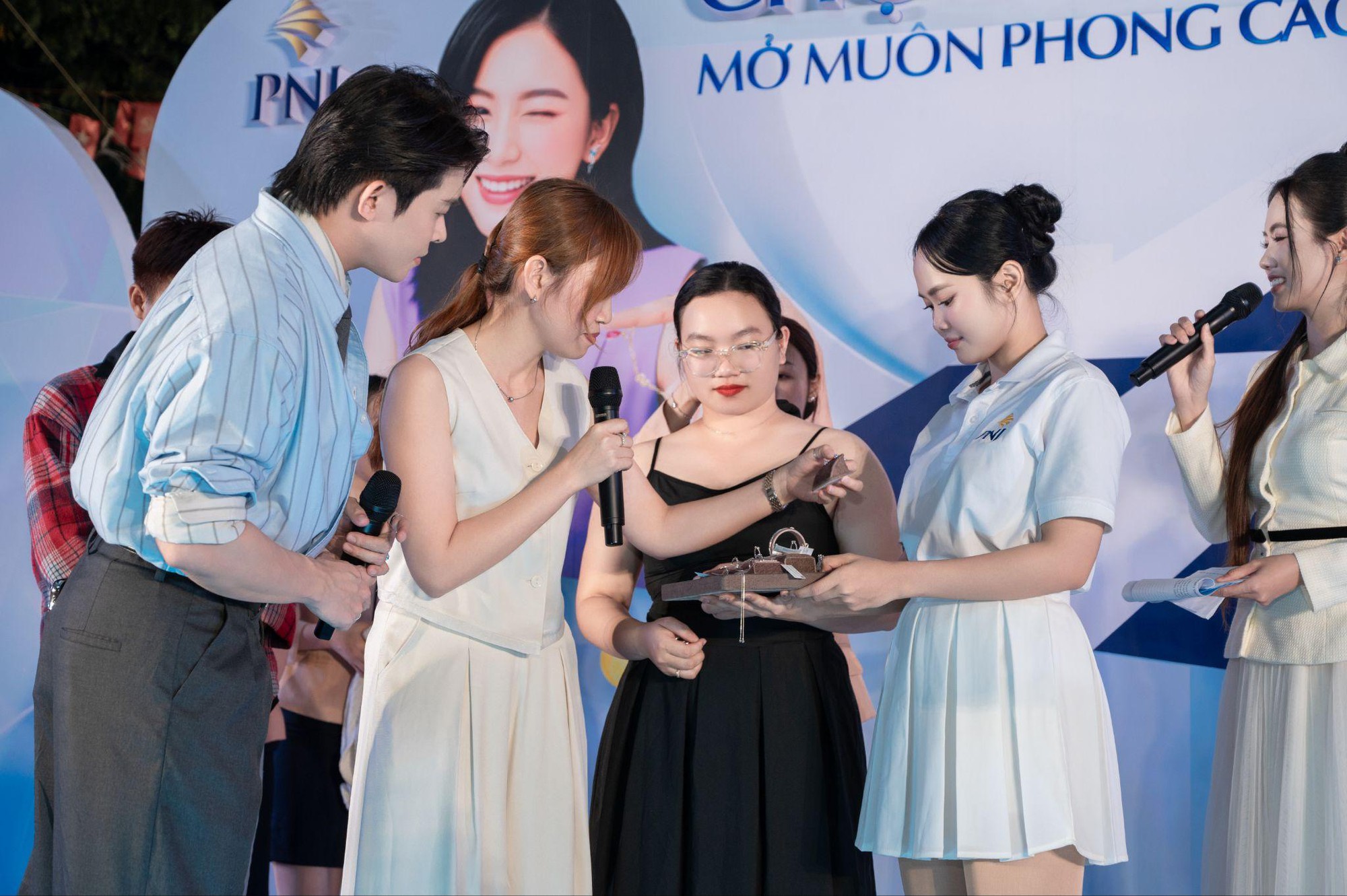 Dấu ấn PNJ Uni Tour 2025: Hơn 8.000 sinh vi&ecirc;n đồng h&agrave;nh tr&ecirc;n h&agrave;nh tr&igrave;nh n&acirc;ng tầm phong c&aacute;ch- Ảnh 4.