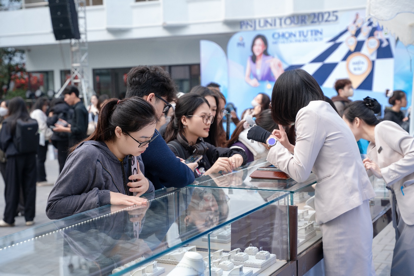 Dấu ấn PNJ Uni Tour 2025: Hơn 8.000 sinh vi&ecirc;n đồng h&agrave;nh tr&ecirc;n h&agrave;nh tr&igrave;nh n&acirc;ng tầm phong c&aacute;ch- Ảnh 5.