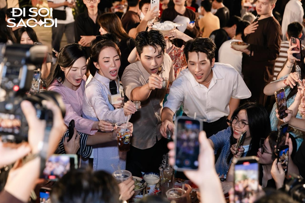 Cặp sao Việt công khai bồng bế nhau gây bão MXH: Nhà gái xinh như mộng, nhà trai lộ rõ vẻ si mê khó chối cãi- Ảnh 14. Cặp sao Việt công khai bồng bế nhau gây bão MXH: Nhà gái xinh như mộng, nhà trai lộ rõ vẻ si mê khó chối cãi- Ảnh 14.