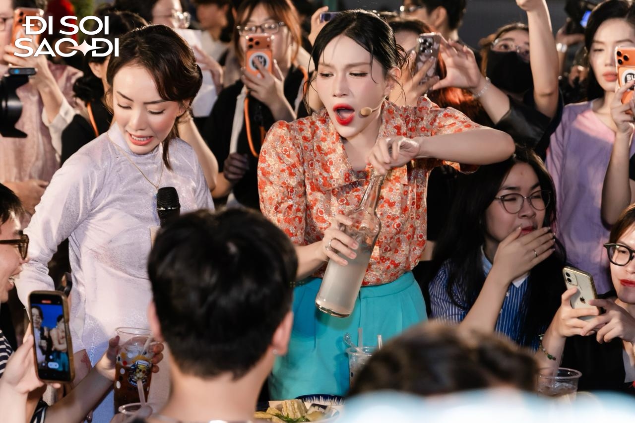 Cặp sao Việt công khai bồng bế nhau gây bão MXH: Nhà gái xinh như mộng, nhà trai lộ rõ vẻ si mê khó chối cãi- Ảnh 15. Cặp sao Việt công khai bồng bế nhau gây bão MXH: Nhà gái xinh như mộng, nhà trai lộ rõ vẻ si mê khó chối cãi- Ảnh 15.