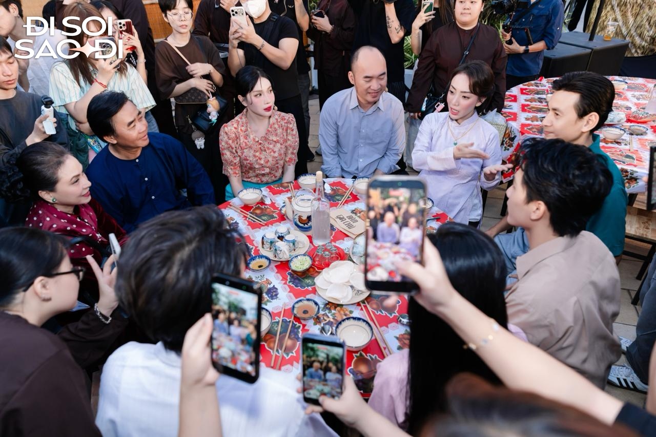 Cặp sao Việt công khai bồng bế nhau gây bão MXH: Nhà gái xinh như mộng, nhà trai lộ rõ vẻ si mê khó chối cãi- Ảnh 13. Cặp sao Việt công khai bồng bế nhau gây bão MXH: Nhà gái xinh như mộng, nhà trai lộ rõ vẻ si mê khó chối cãi- Ảnh 13.