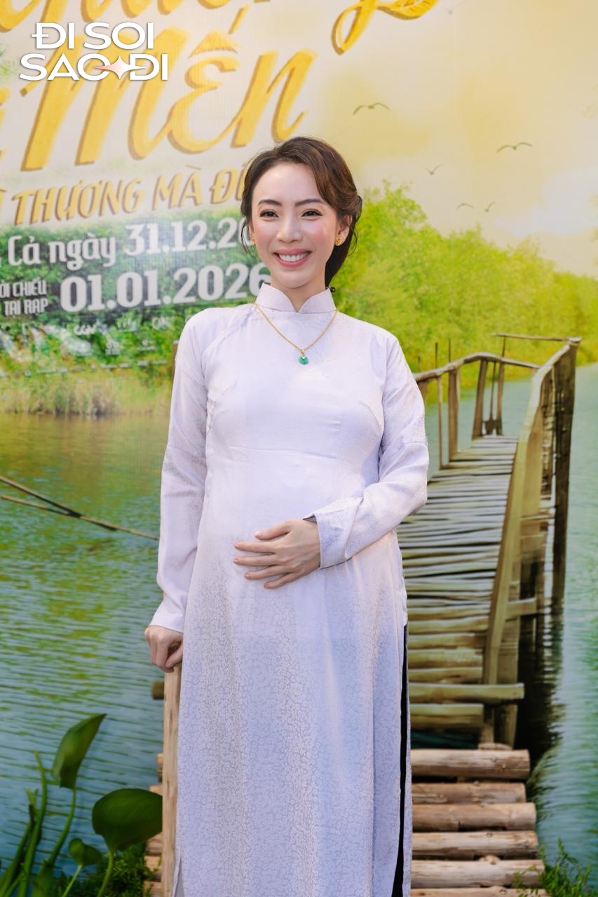 Cặp sao Việt công khai bồng bế nhau gây bão MXH: Nhà gái xinh như mộng, nhà trai lộ rõ vẻ si mê khó chối cãi- Ảnh 6. Cặp sao Việt công khai bồng bế nhau gây bão MXH: Nhà gái xinh như mộng, nhà trai lộ rõ vẻ si mê khó chối cãi- Ảnh 6.