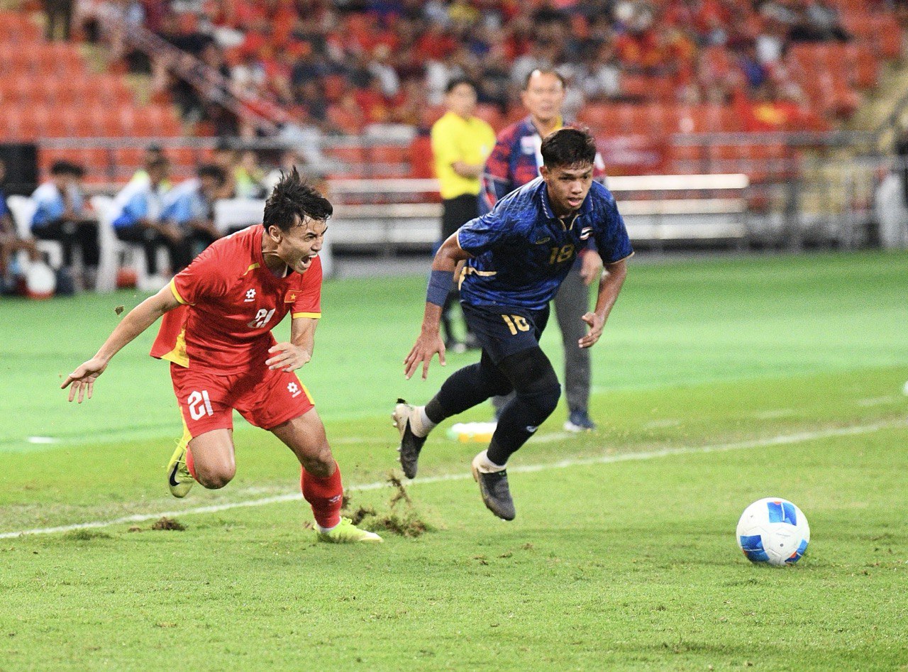 Phỏng vấn cầu thủ U22 Việt Nam: Lộ l&yacute; do ngược d&ograve;ng kịch t&iacute;nh khiến U22 Th&aacute;i Lan 