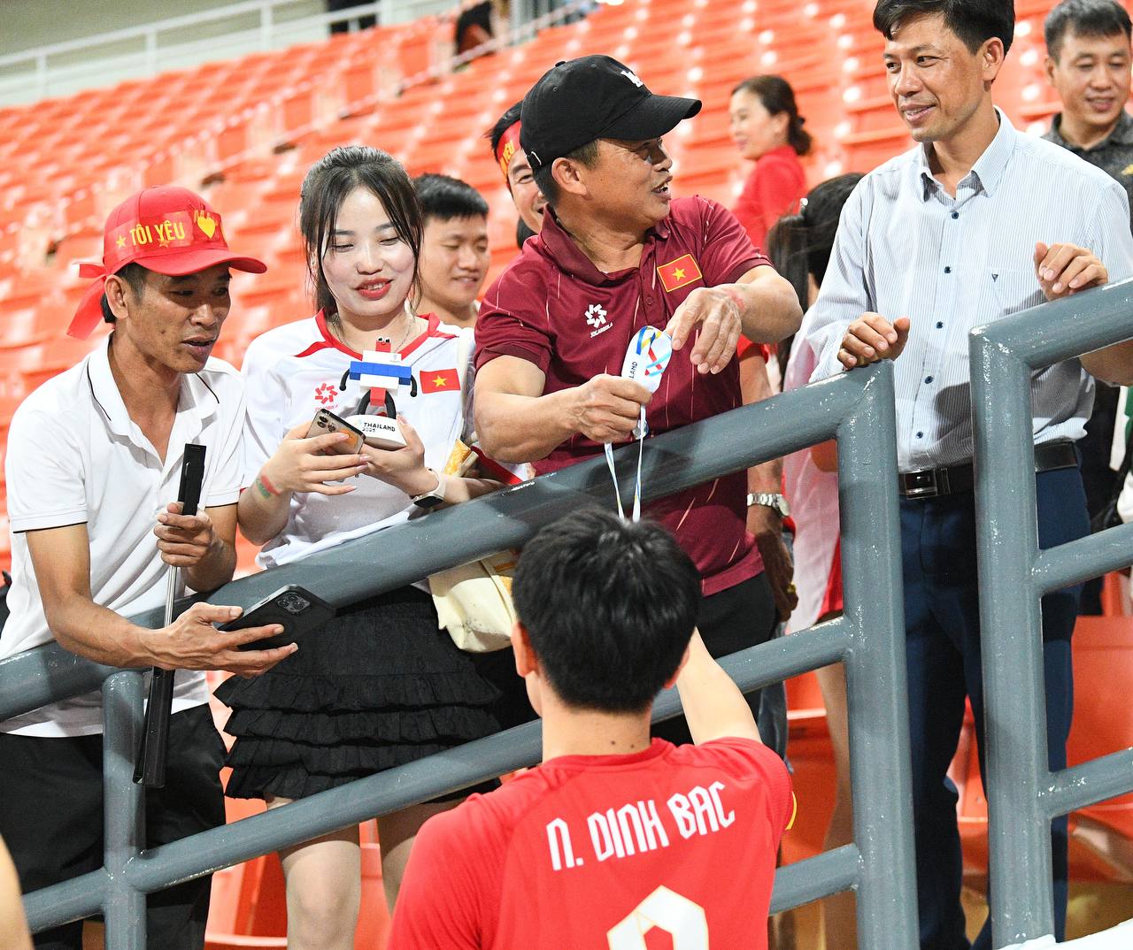 "Đột nhập" ph&ograve;ng thay đồ U22 Việt Nam: Cầu thủ bật loa ca h&aacute;t, tranh thủ gọi về nh&agrave; ăn mừng HCV c&ugrave;ng người th&acirc;n- Ảnh 6.