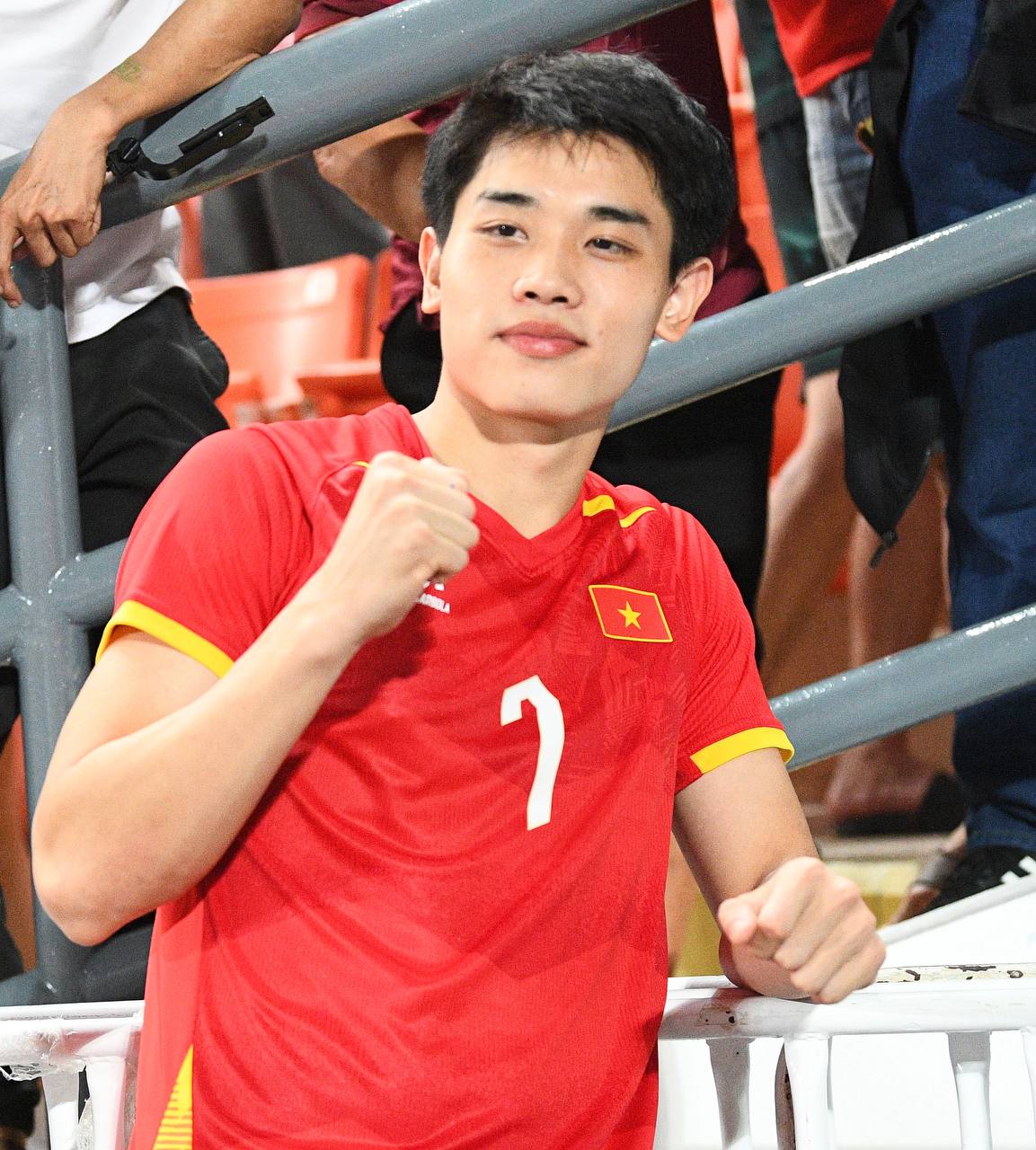 "Đột nhập" ph&ograve;ng thay đồ U22 Việt Nam: Cầu thủ bật loa ca h&aacute;t, tranh thủ gọi về nh&agrave; ăn mừng HCV c&ugrave;ng người th&acirc;n- Ảnh 5.