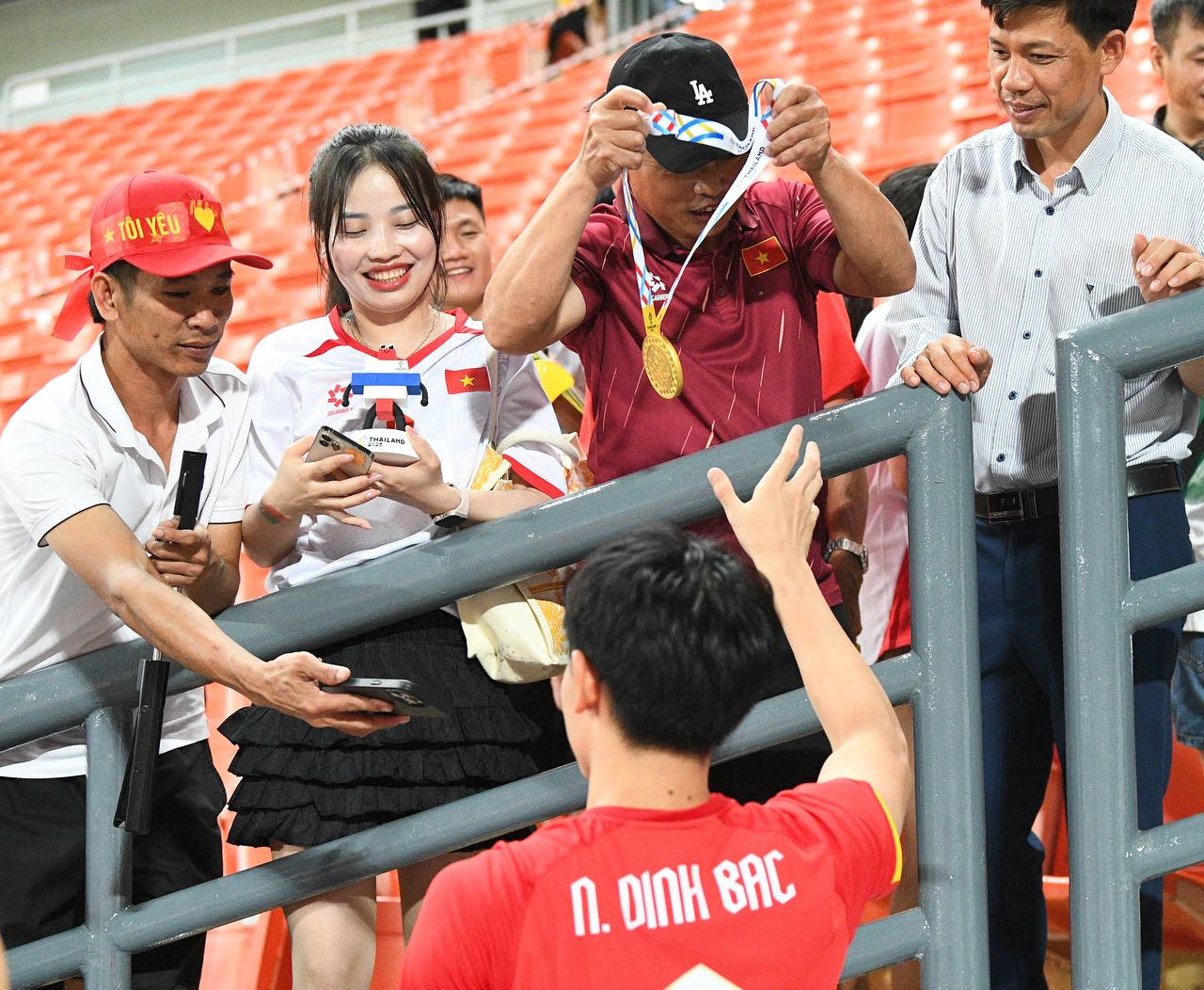 "Đột nhập" ph&ograve;ng thay đồ U22 Việt Nam: Cầu thủ bật loa ca h&aacute;t, tranh thủ gọi về nh&agrave; ăn mừng HCV c&ugrave;ng người th&acirc;n- Ảnh 4.