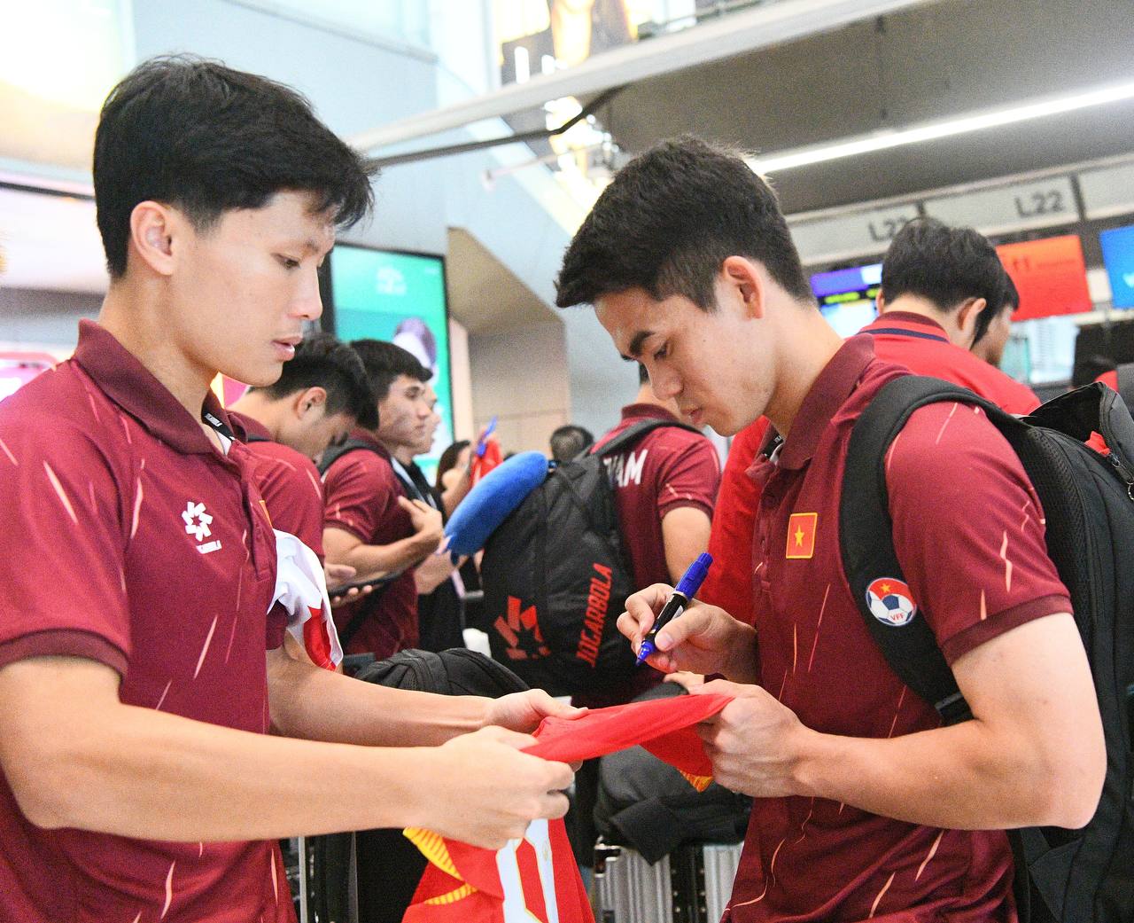 Trai đẹp U22 Việt Nam Đ&igrave;nh Bắc, Thanh Nh&agrave;n mang HCV về Việt Nam, thủ m&ocirc;n 1m91 visual s&aacute;ng bừng k&yacute; mỏi tay cho CĐV- Ảnh 12.