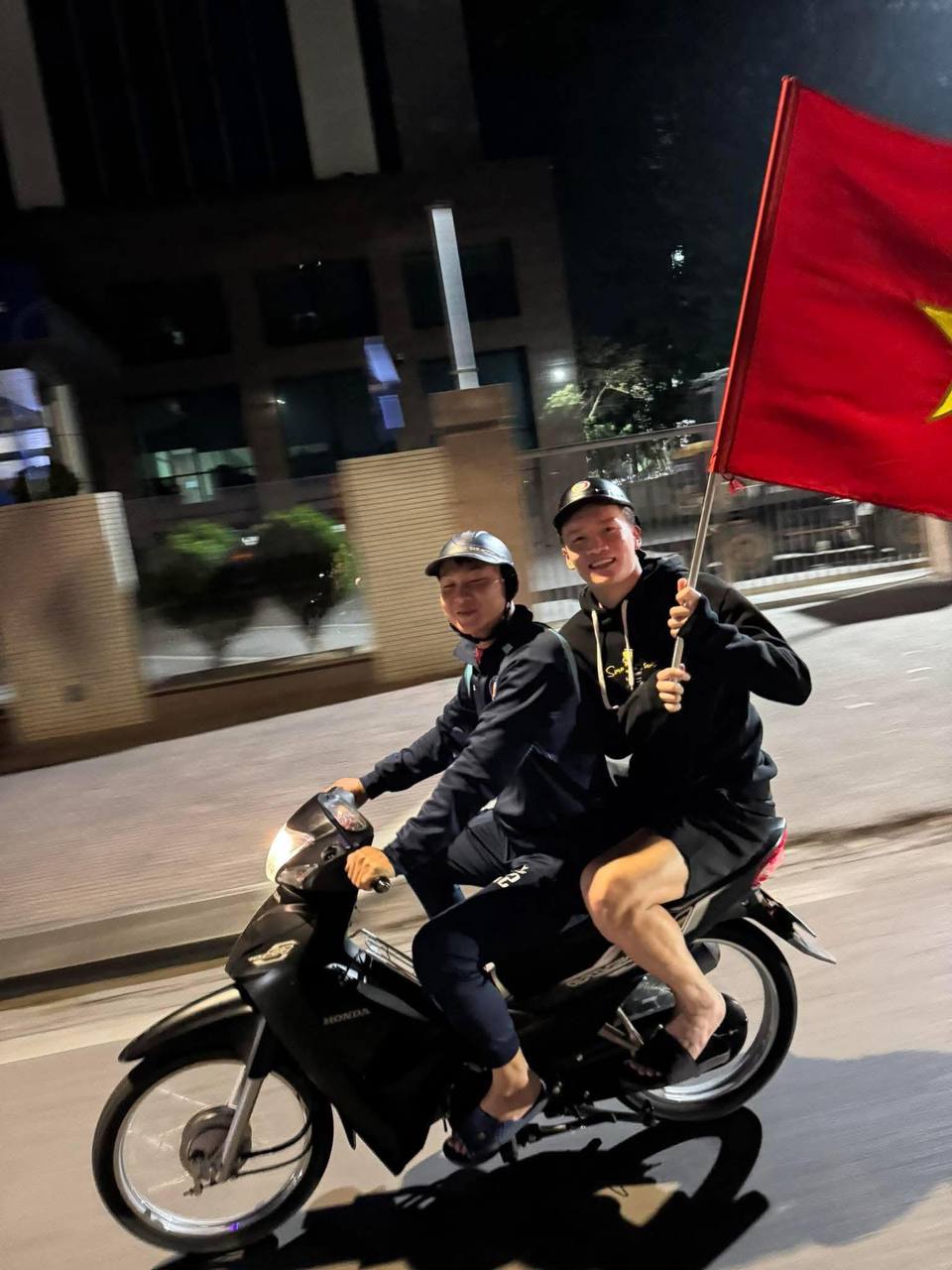 Bắt gặp Quang Hải lao ra đường ăn mừng U22 Việt Nam v&ocirc; địch: Người tạo trend 