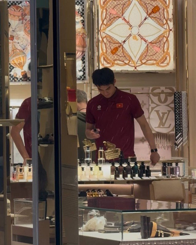 T&oacute;m d&iacute;nh thủ m&ocirc;n 1m91 điển trai g&acirc;y sốt c&otilde;i mạng đi mua sắm, sao U22 Việt Nam mang theo mũ cối về nước- Ảnh 3.