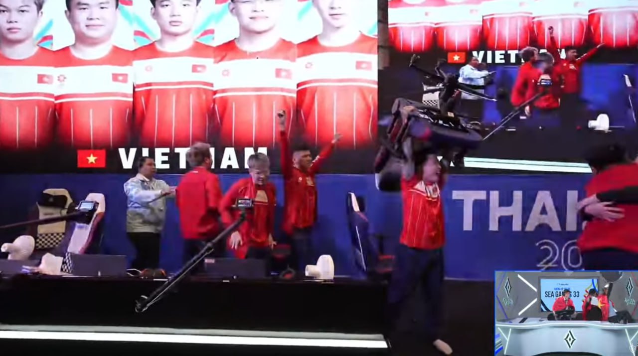 Khoảnh khắc đặc biệt nhất ng&agrave;y h&ocirc;m nay: Tuyển thủ Việt Nam n&acirc;ng ghế ăn mừng Huy chương V&agrave;ng SEA Games- Ảnh 1.