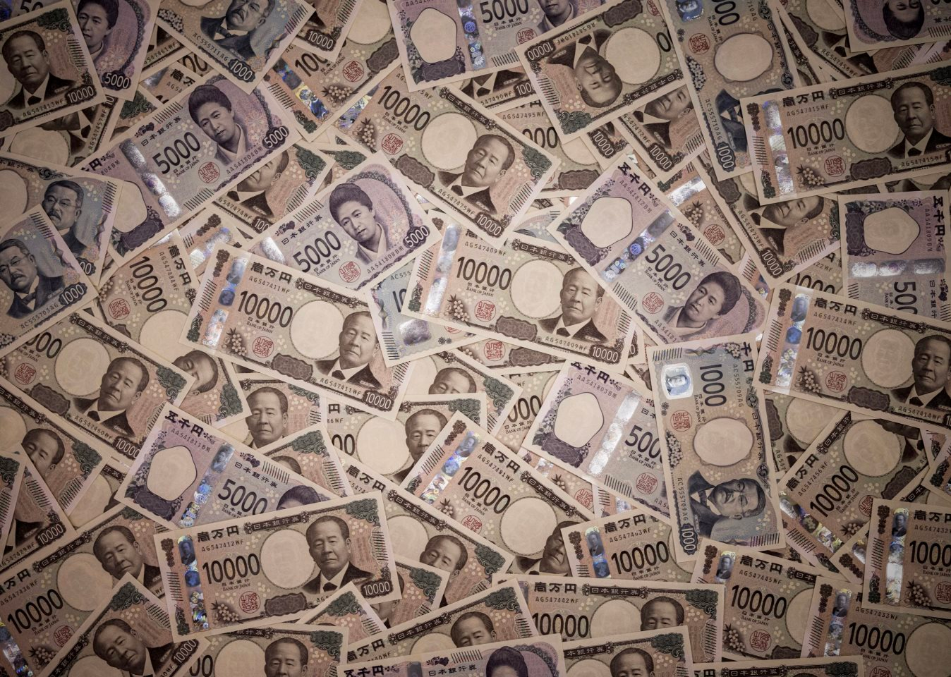 Ph&aacute;t hiện "kho b&aacute;u" trị gi&aacute; 14,5 triệu tỷ đồng nằm im trong tủ quần &aacute;o- Ảnh 1.