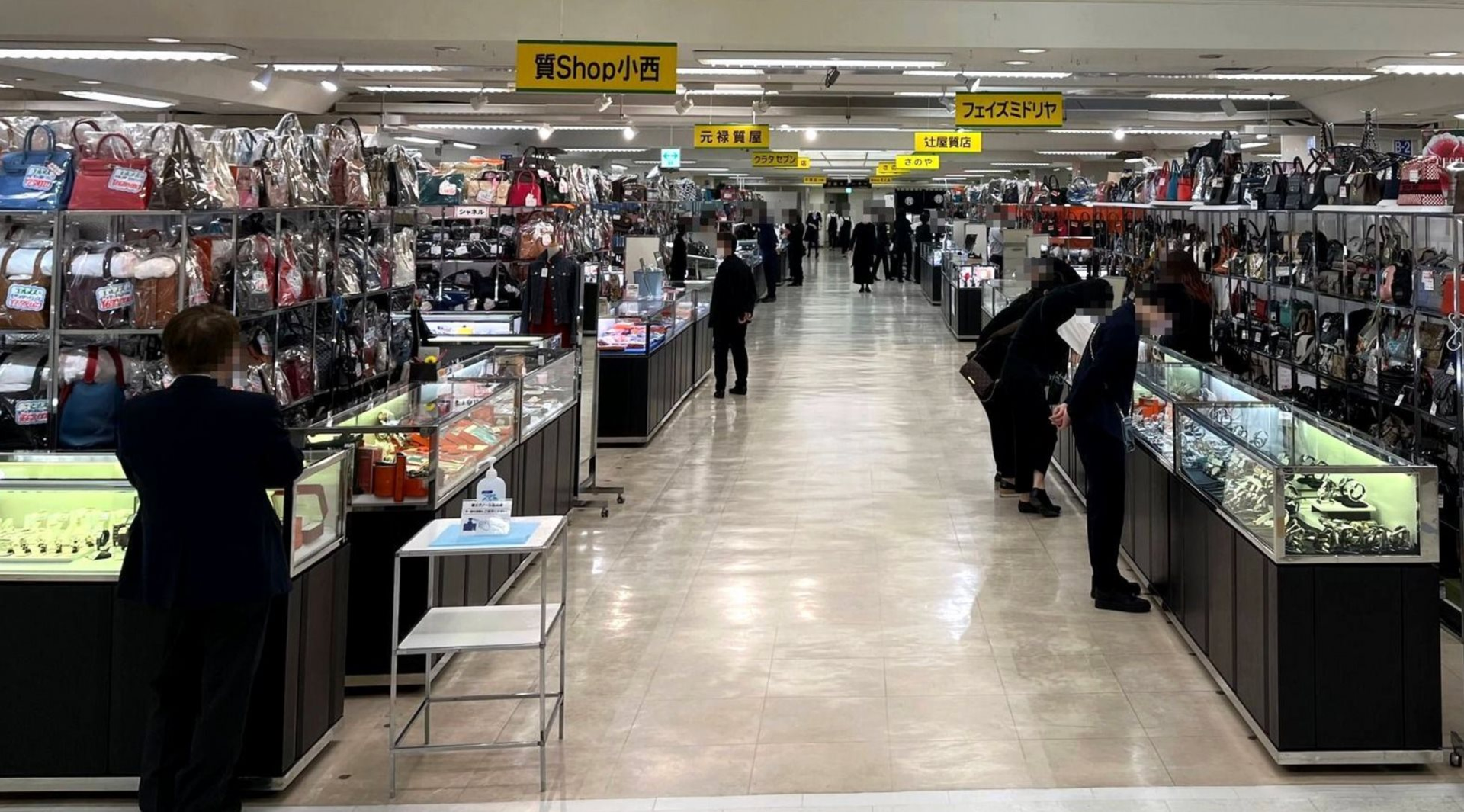 Ph&aacute;t hiện "kho b&aacute;u" trị gi&aacute; 14,5 triệu tỷ đồng nằm im trong tủ quần &aacute;o- Ảnh 2.