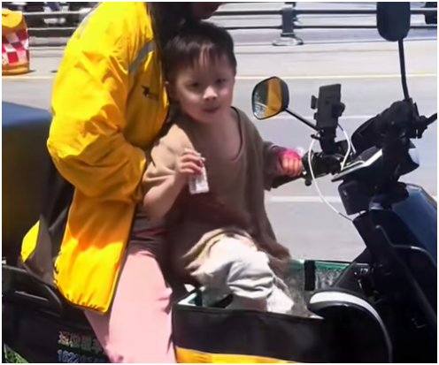 3 ca phẫu thuật, 9 đợt h&oacute;a trị, 12 lần xạ trị: Ph&iacute;a sau h&igrave;nh ảnh nữ shipper bỏ con g&aacute;i v&agrave;o th&ugrave;ng giao đồ- Ảnh 3.