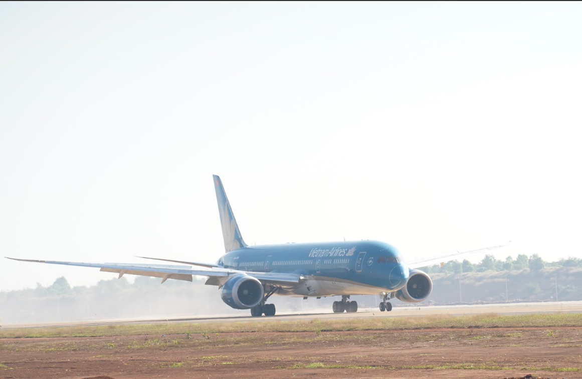 Cận cảnh chuyến bay thương mại đầu ti&ecirc;n hạ c&aacute;nh xuống Long Th&agrave;nh- Ảnh 1.