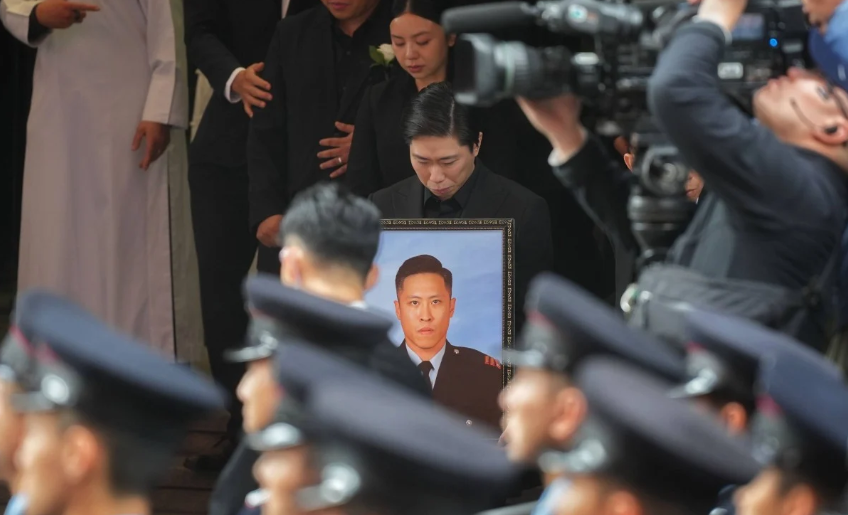 X&uacute;c động trước tang lễ của l&iacute;nh cứu hỏa hy sinh trong đ&aacute;m ch&aacute;y Hong Kong (Trung Quốc): Bạn g&aacute;i 10 năm l&agrave;m 1 việc đặc biệt- Ảnh 1.