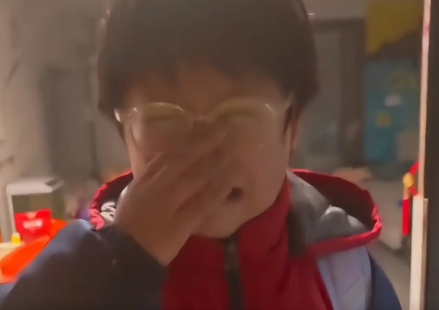 Từ giờ sao cậu b&eacute; n&agrave;y d&aacute;m ăn thịt g&agrave; nữa?- Ảnh 3.