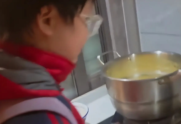 Từ giờ sao cậu b&eacute; n&agrave;y d&aacute;m ăn thịt g&agrave; nữa?- Ảnh 4.