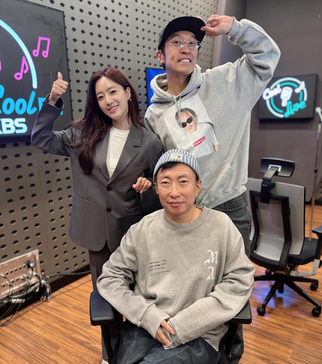 Ca sĩ nổi tiếng đi làm shipper, òa khóc vì không được chủ trả dù chỉ 1 xu- Ảnh 1. Ca sĩ nổi tiếng đi làm shipper, òa khóc vì không được chủ trả dù chỉ 1 xu- Ảnh 1.