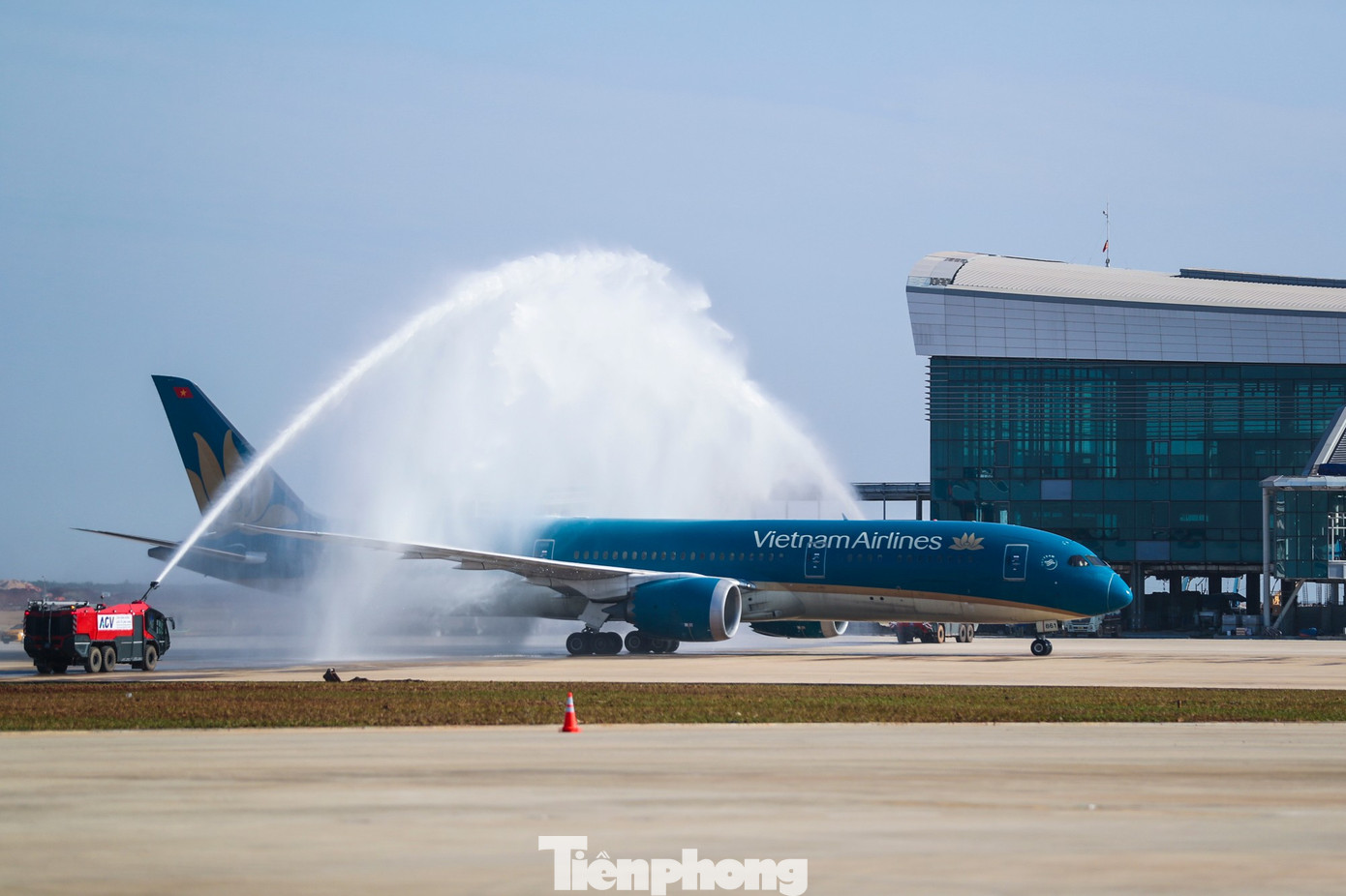Cận cảnh chuyến bay thương mại đầu ti&ecirc;n hạ c&aacute;nh xuống Long Th&agrave;nh- Ảnh 2.
