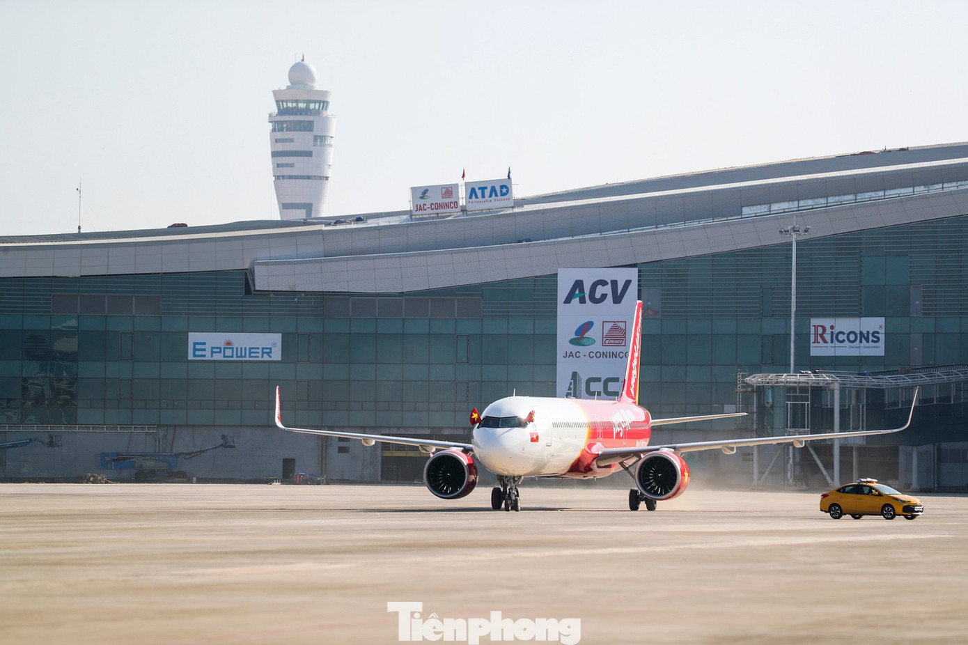 Cận cảnh chuyến bay thương mại đầu ti&ecirc;n hạ c&aacute;nh xuống Long Th&agrave;nh- Ảnh 5.