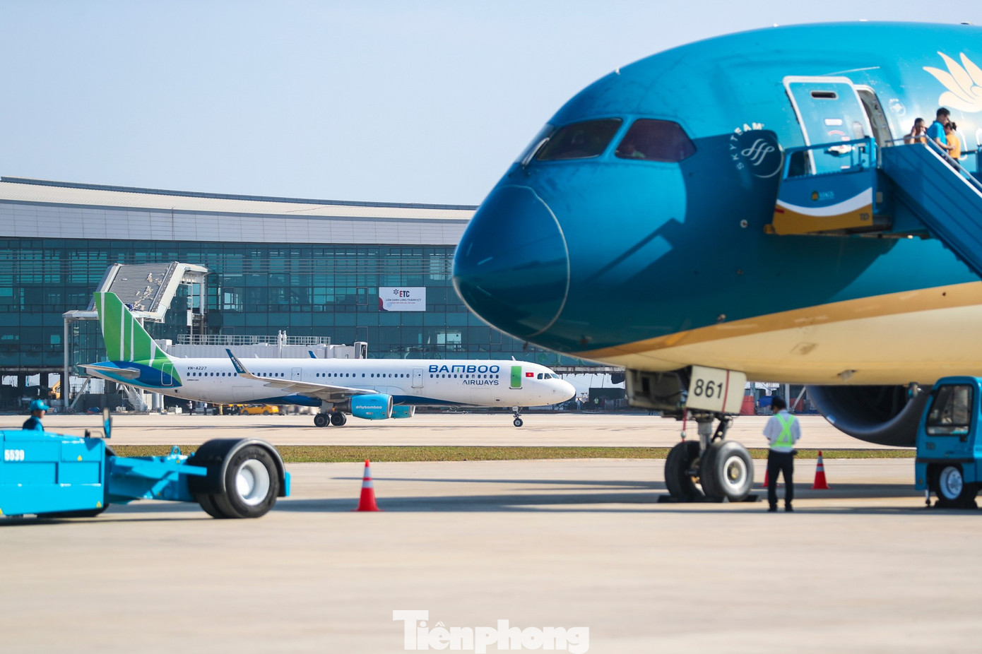Cận cảnh chuyến bay thương mại đầu ti&ecirc;n hạ c&aacute;nh xuống Long Th&agrave;nh- Ảnh 4.