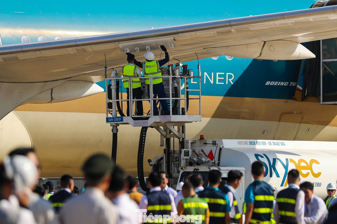 Cận cảnh chuyến bay thương mại đầu ti&ecirc;n hạ c&aacute;nh xuống Long Th&agrave;nh- Ảnh 7.