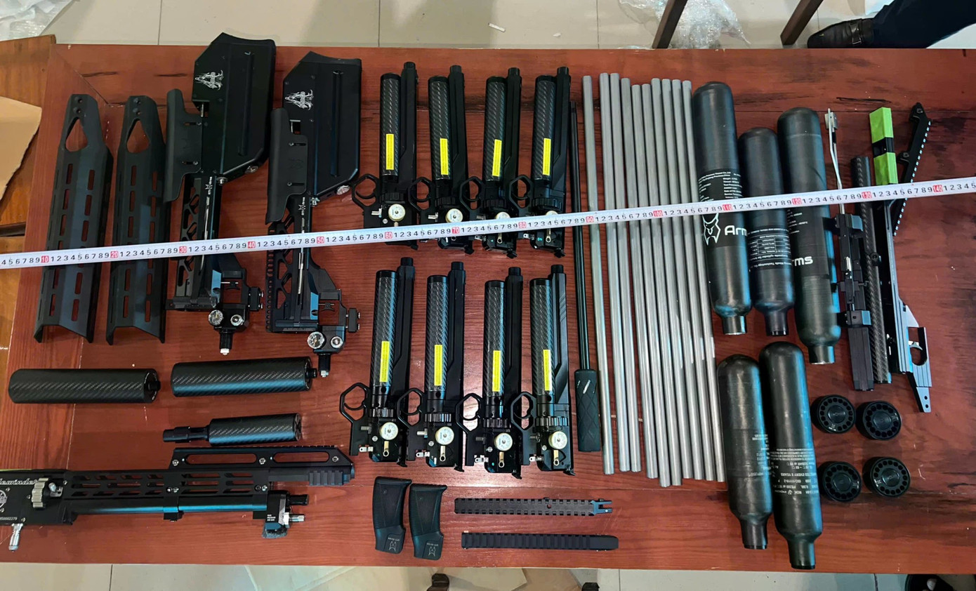 Ph&aacute;t hiện nhiều linh kiện s&uacute;ng chuẩn bị &lsquo;đi&rsquo; xe kh&aacute;ch từ Quảng Trị ra H&agrave; Nội- Ảnh 1.