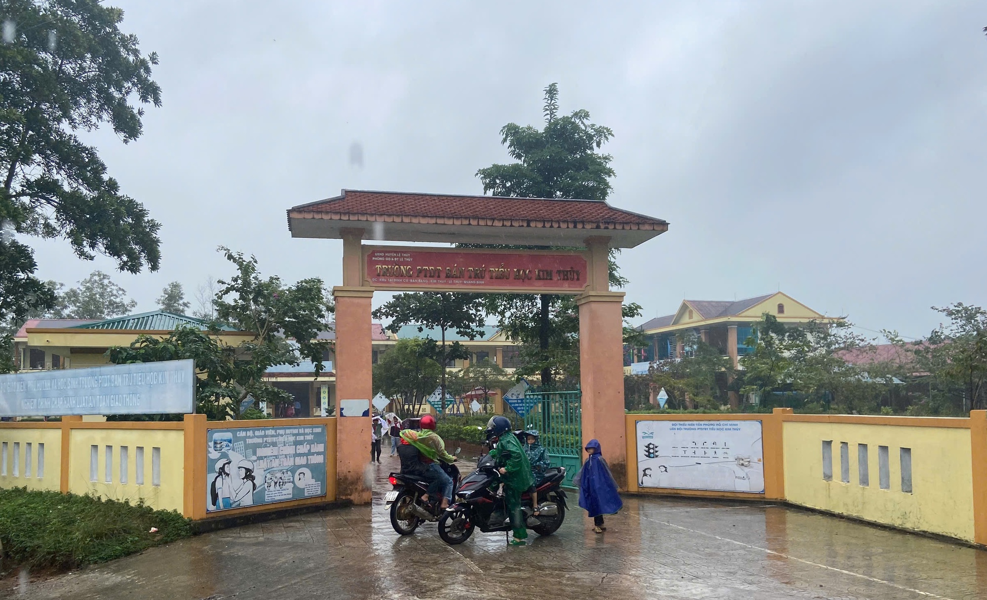 N&Oacute;NG: C&aacute;ch chức Hiệu trưởng Đỗ Văn Mỹ v&agrave; Ph&oacute; Hiệu trưởng Đỗ Thị Hồng Huế- Ảnh 1.