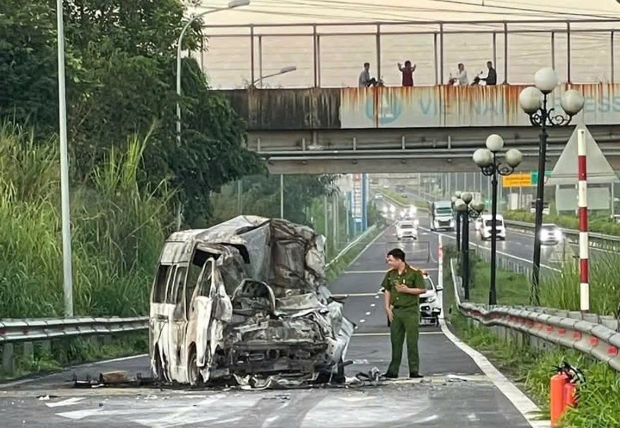 Vụ xe cứu thương gặp tai nạn tr&ecirc;n cao tốc, 3 người tử vong: T&agrave;i xế lạm dụng t&iacute;n hiệu ưu ti&ecirc;n- Ảnh 1.