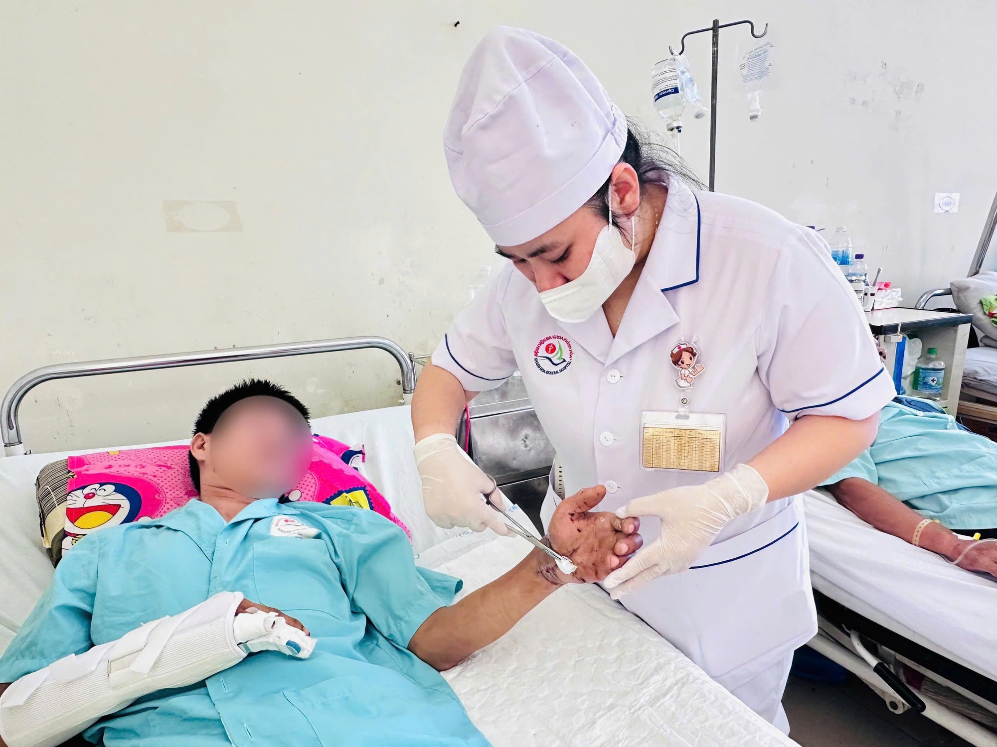 Nối phần tay bị đứt l&igrave;a cho nam thanh ni&ecirc;n 31 tuổi ở Kh&aacute;nh Ho&agrave;- Ảnh 2.