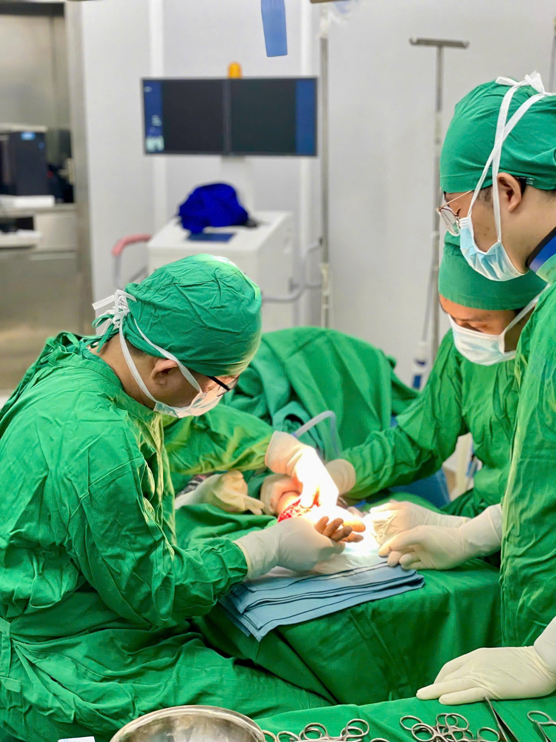 Nối phần tay bị đứt l&igrave;a cho nam thanh ni&ecirc;n 31 tuổi ở Kh&aacute;nh Ho&agrave;- Ảnh 1.