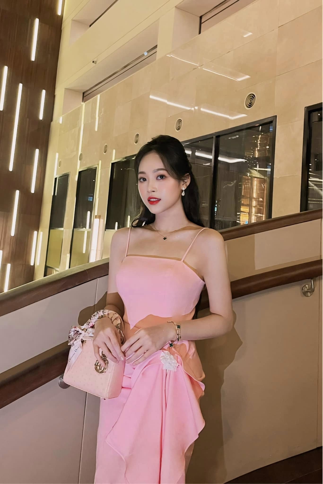 Á hậu Trịnh Thuỳ Linh dạo này: Ở ẩn 6 tháng, lộ loạt Á hậu Trịnh Thuỳ Linh dạo này: Ở ẩn 6 tháng, lộ loạt