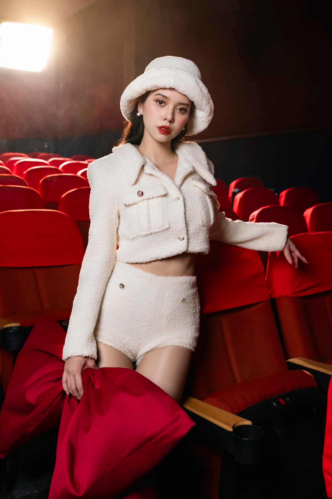 Tranh cãi không dứt về nhan sắc của diễn viên phim giờ vàng- Ảnh 17.